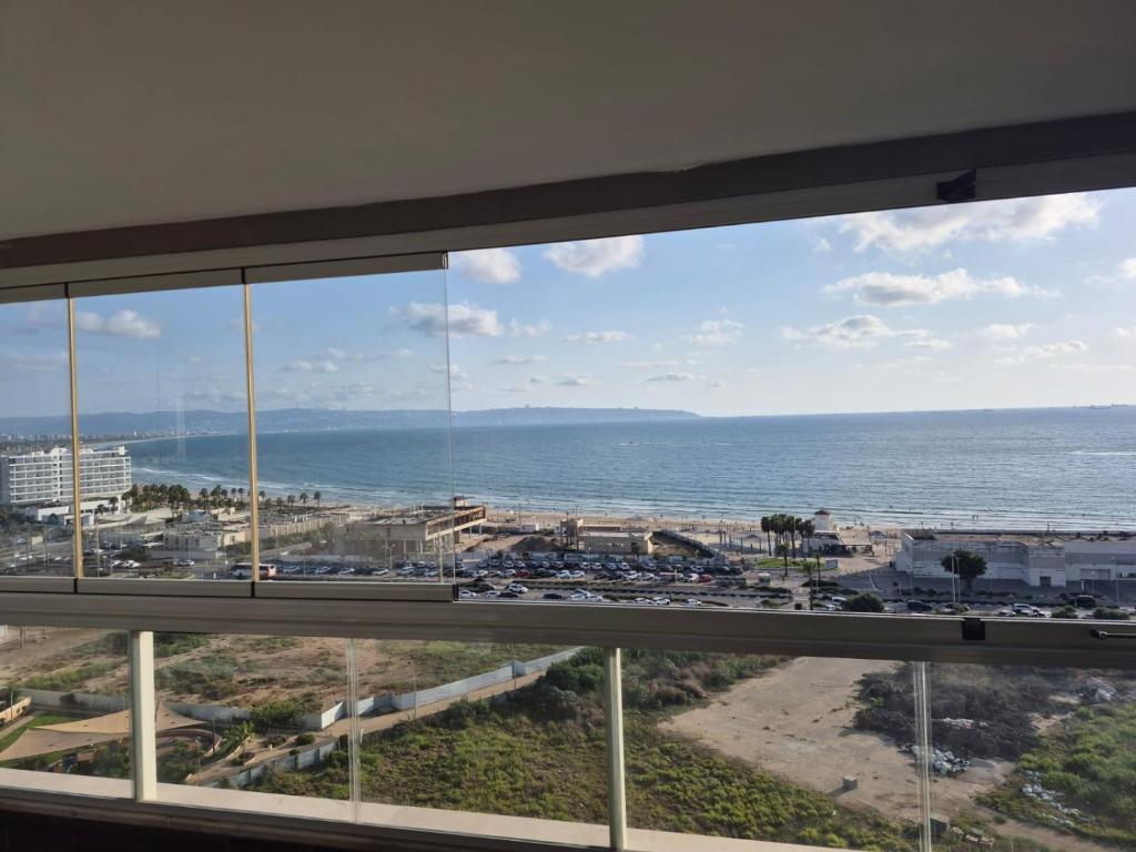 アッコにあるApartment overlooking the seaの建物から見た海の景色