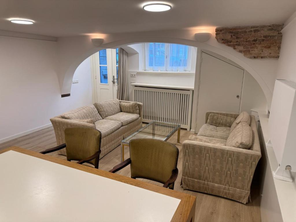 アムステルダムにあるSouterrain Herengracht 204, Amsterdamのリビングルーム(ソファ2台、テーブル、椅子付)