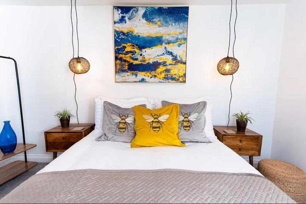 Un dormitorio con una cama con dos almohadas amarillas. en Barbican's Luxurious Townhouse, en Plymouth