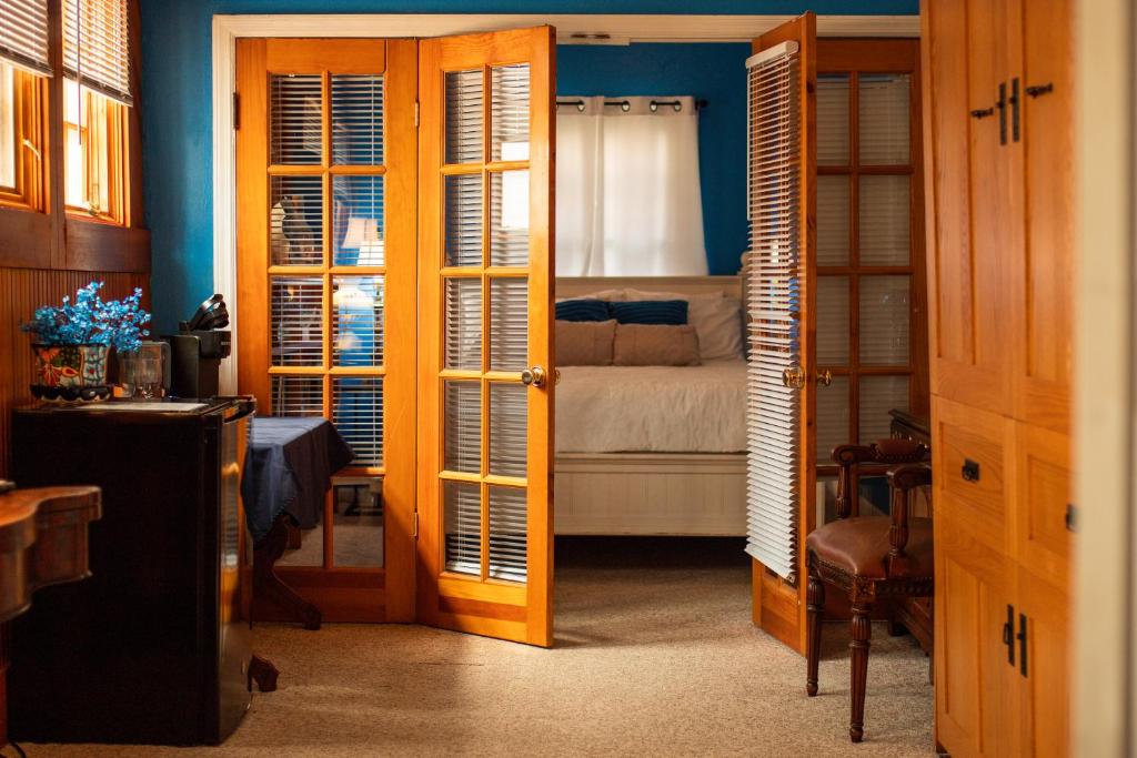 Henderson Castle Inn photo