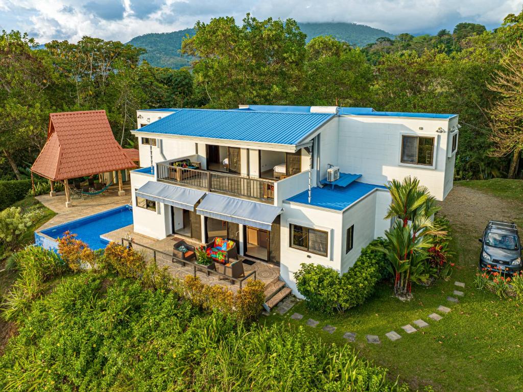 eine Luftansicht eines Hauses mit blauem Dach in der Unterkunft Casa Unicornio Azul in Uvita