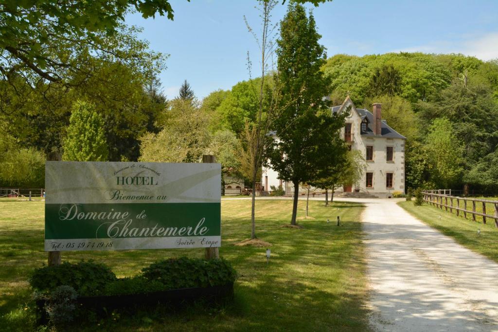 una señal frente a una casa con un edificio en Domaine de Chantemerle, en Moutiers-sous-Chantemerle