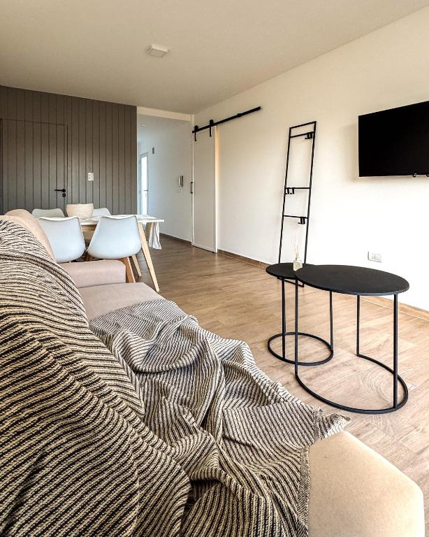 a living room with a couch and a table at deptoquedateaqui in Olavarría