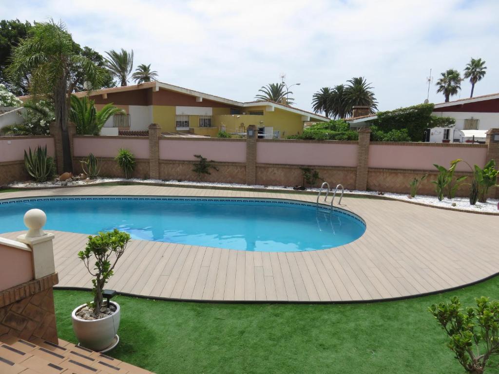 een zwembad in de achtertuin van een resort bij Villa Santa Bárbara en Isla Canela in Isla Canela