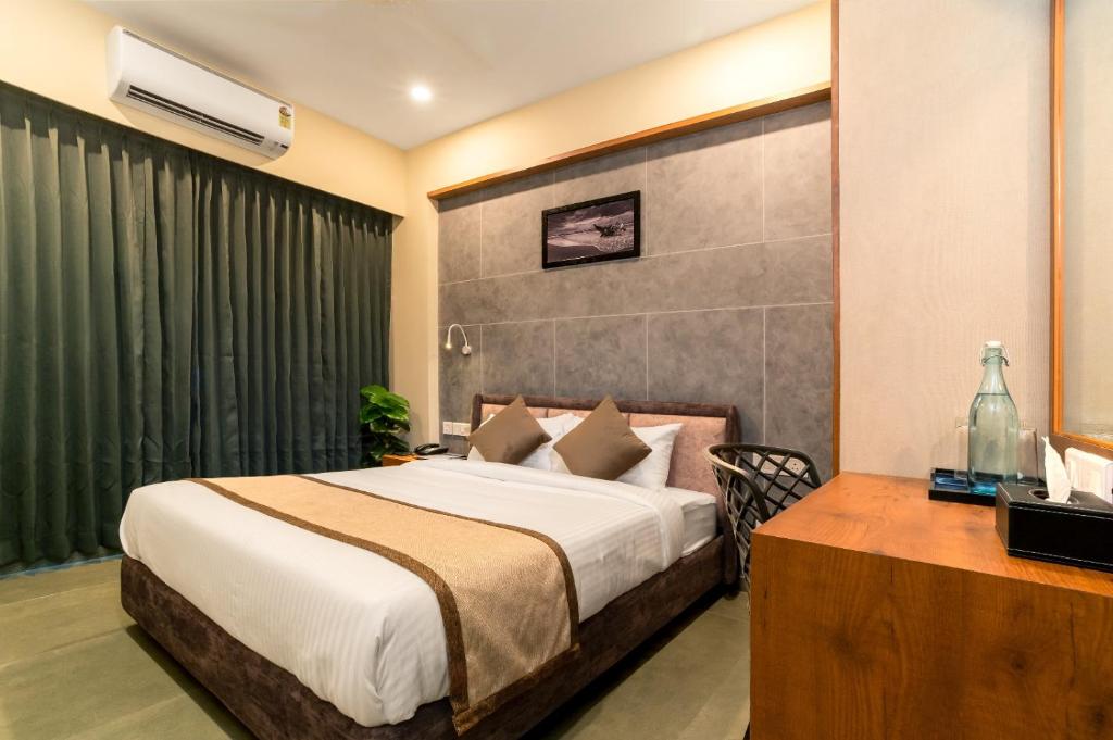 Postel nebo postele na pokoji v ubytování Neelagiri Heritage Hotel