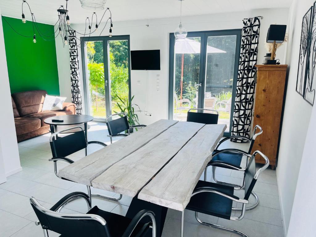 TV a/nebo společenská místnost v ubytování Apartment im Grünen mit Stil