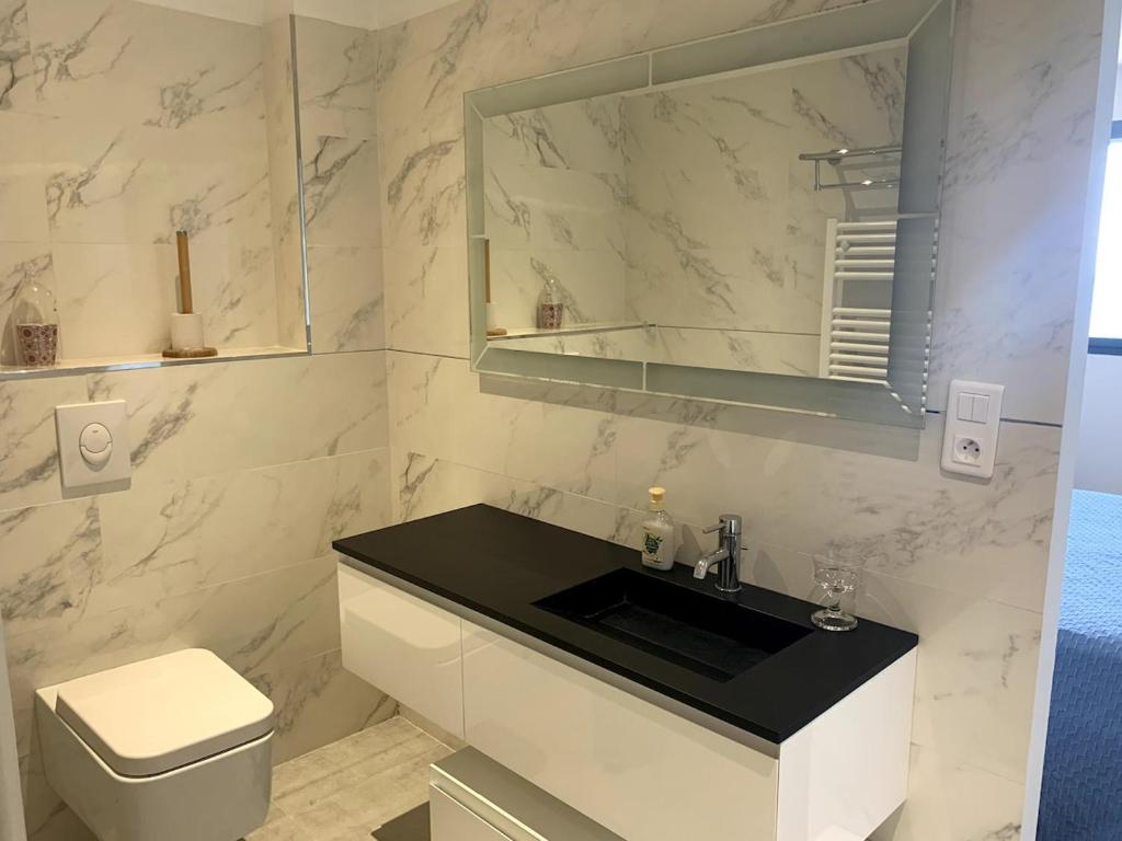 Et badeværelse på Grand appartement Prestige sur la mer