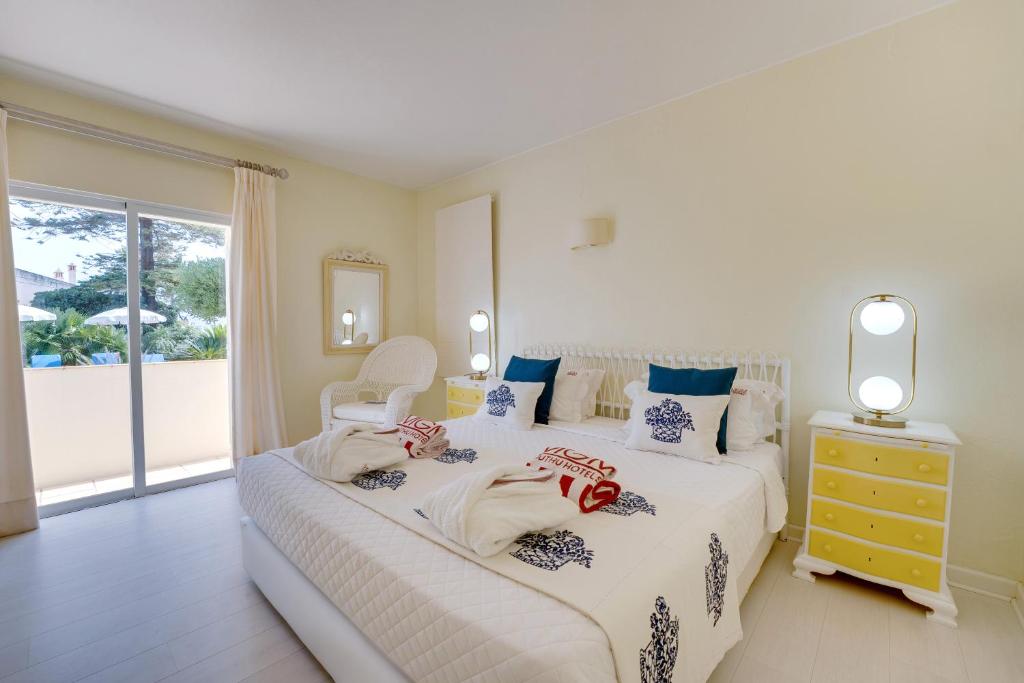 
Sunrise Beach Villa - 6 Bedrooms
