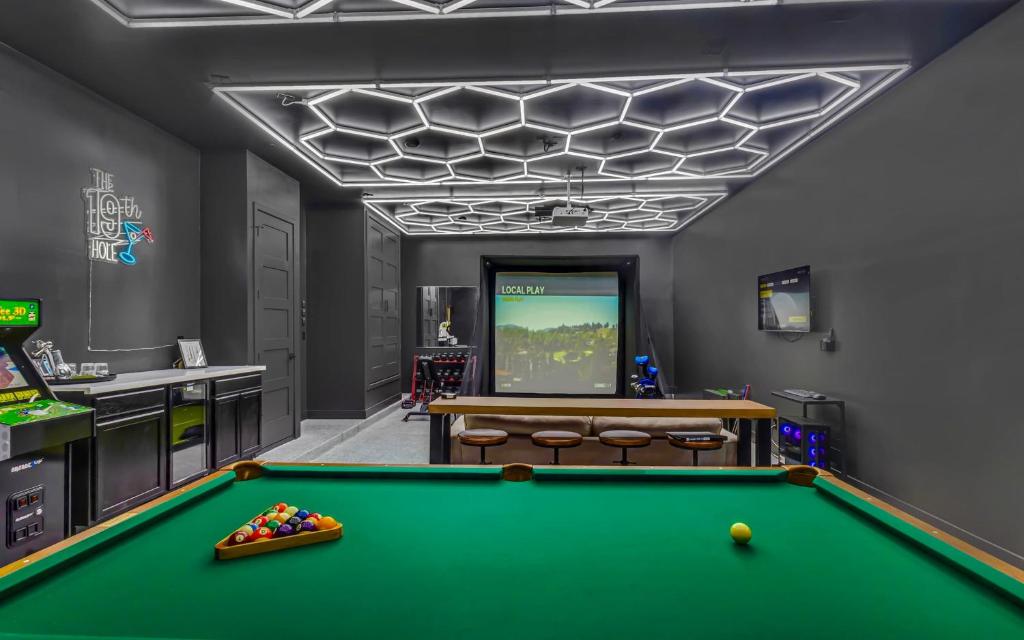 une salle de billard avec une table de billard dans l'établissement Modern Dreamland in Old Town, à Scottsdale