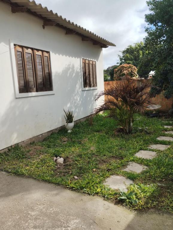 Pântano GrandeにあるCasa da Tati pantano grandeの白家の横見