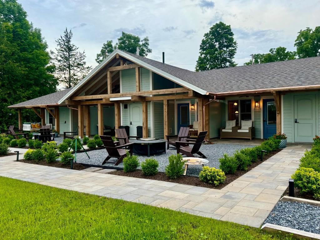 una casa con patio frente a ella en Lady on the Lake, en Essex