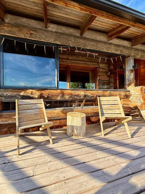 two benches on the porch of a log cabin at Villa Saarua by the Slopes Ski in, Family & Bike Park, hike trails, National Park, WiFi - Lapland Villas in Ruka