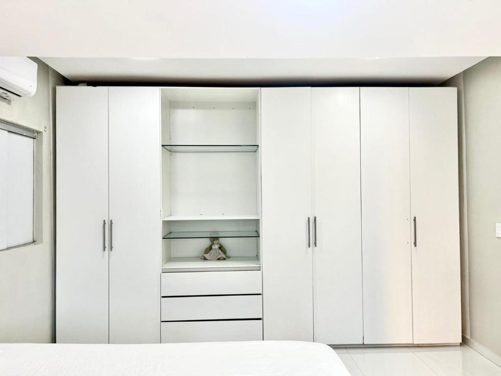 a white closet with white cabinets in a bedroom at Pousada Sousa Residencial Qrt1 in Sousa