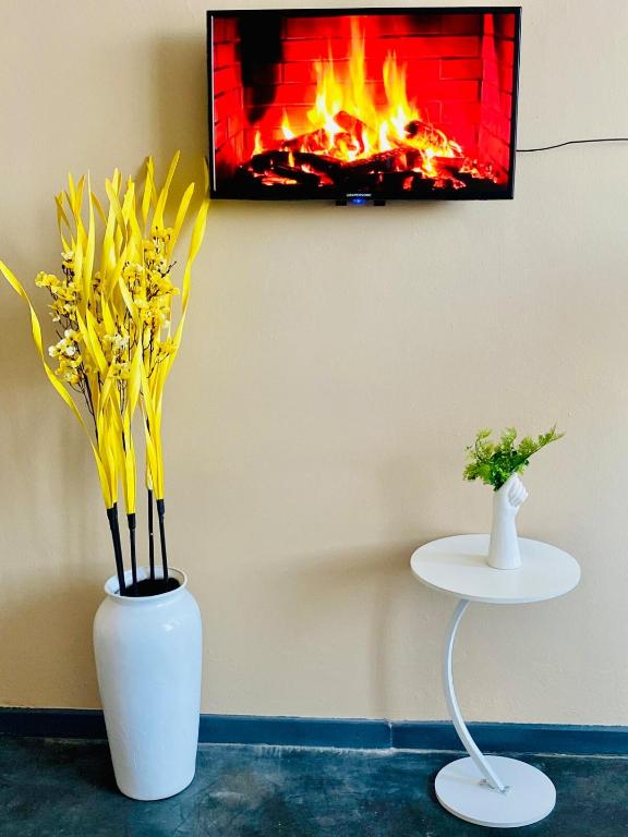 TV a/nebo společenská místnost v ubytování Maboneng CBD Comforts
