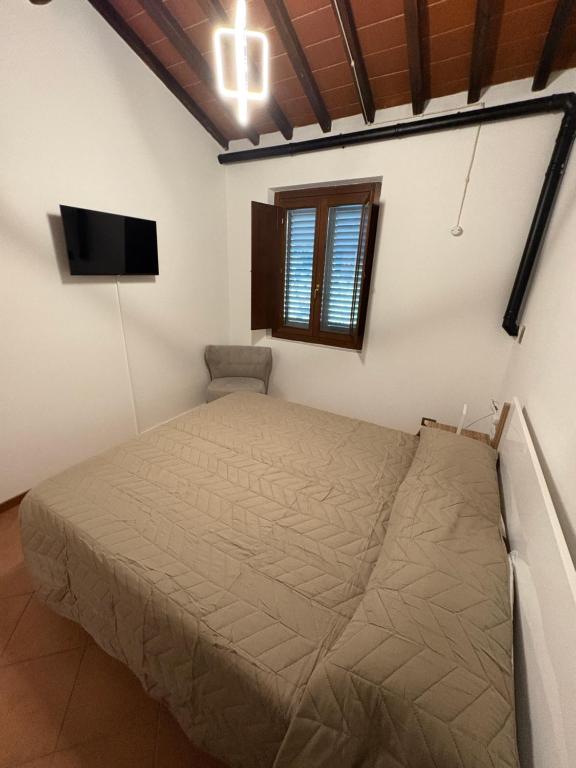 a bedroom with a bed and a television in it at Casin de Mori in Penna