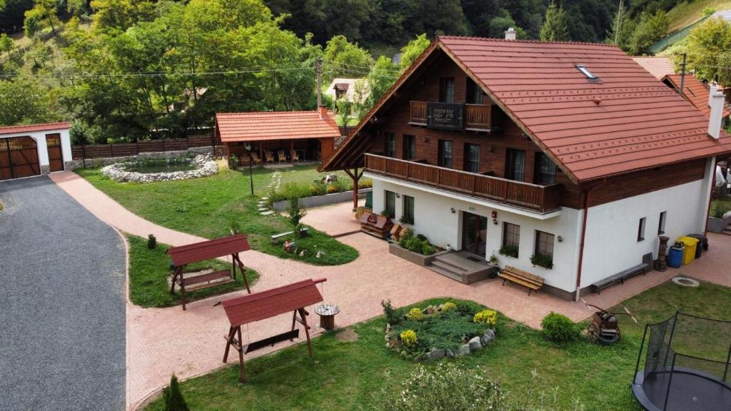 an aerial view of a house with a yard at Pensiune agroturistica Casa cu Povesti Rau Sadului in Rau Sadului