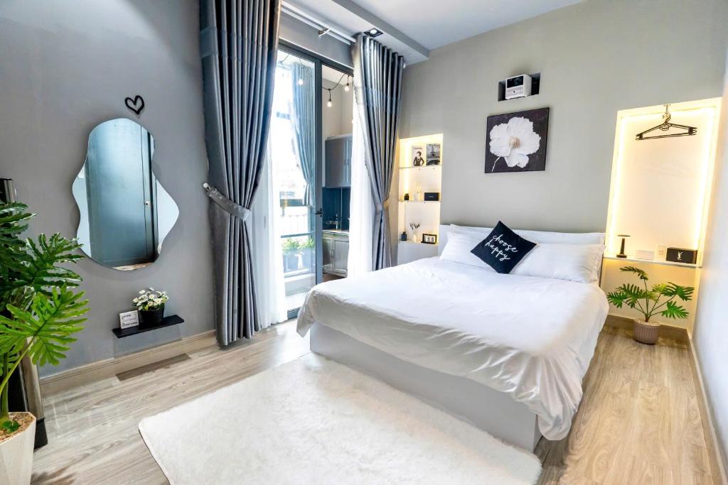 Seawa Hideaway في مدينة هوشي منه: غرفة نوم بسرير أبيض ونافذة