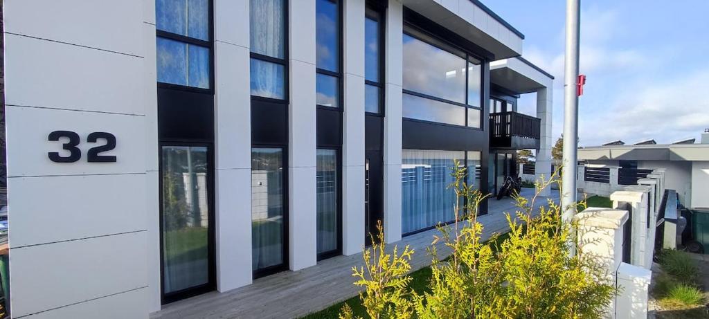 un edificio con il numero sul lato di Koselig leilighet i Mandal a Mandal