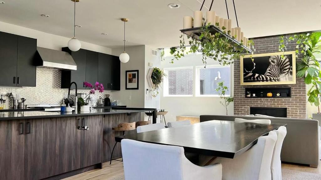 una cucina e una sala da pranzo con tavolo e sedie di Entire Luxury Home I Sleeps 8 I 10min To Downtown a Denver