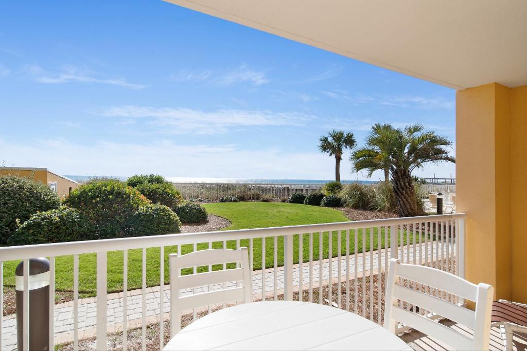 En balkon eller terrasse på Azure 101 - Luxury Ground Floor Beachfront