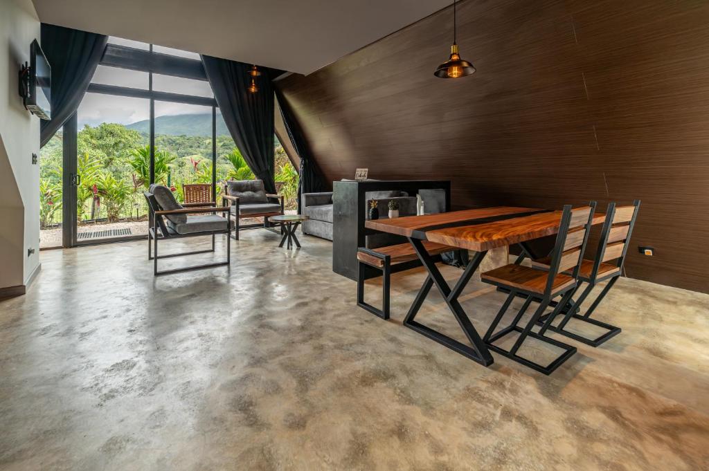 Posezení v ubytování Charming Cabin In La Fortuna Whot Tub Brand New!