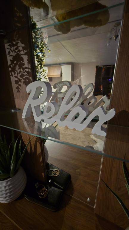 un reflejo de un cartel en un escaparate en California Breeze, en Scratby