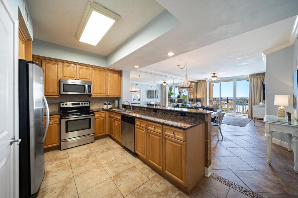 Køkken eller tekøkken på Azure 107 - Ground Floor Luxury Oceanfront Condo