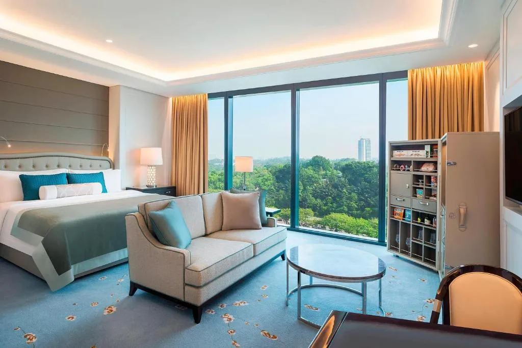 Guest Room, 1 King, Lake Gardens View