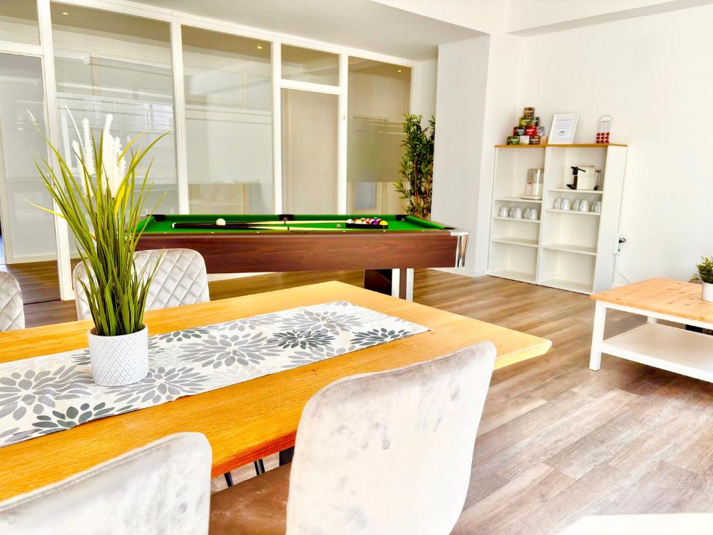 sala de estar con mesa y mesa de billar en Shared Apartment am Binnenhafen, en Hamburgo