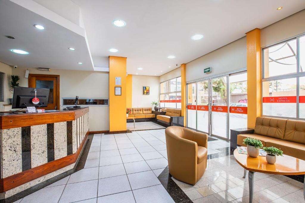 a lobby of a fire station with a waiting room at Hotel Express São Leopoldo in São Leopoldo