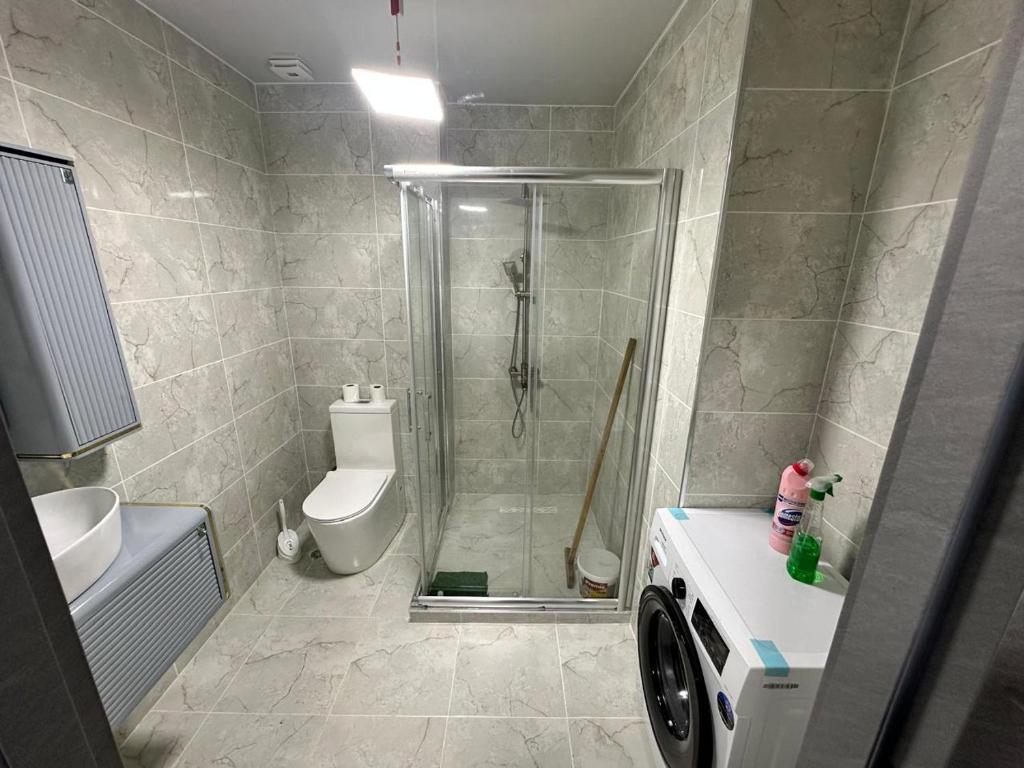 Un baño con ducha, inodoro y lavabo. en Bagrationi Apartment with Separate bedroom, en Angisa