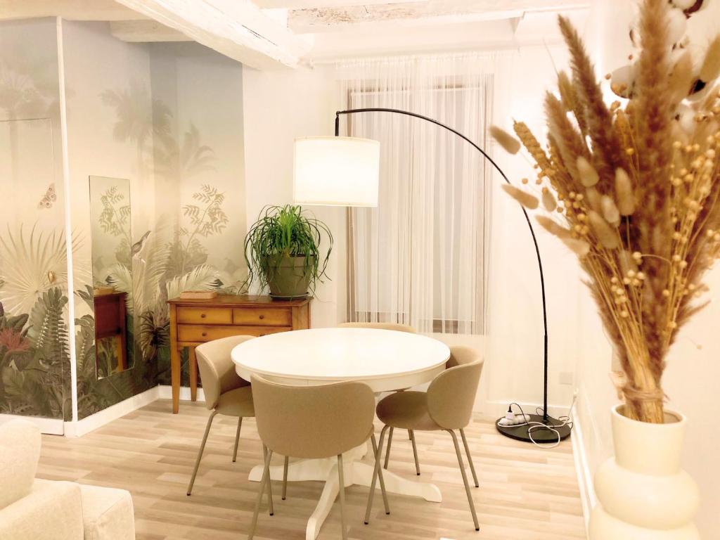 a dining room with a white table and chairs at Meilleur rapport qualité prix de la Région in Malicorne-sur-Sarthe