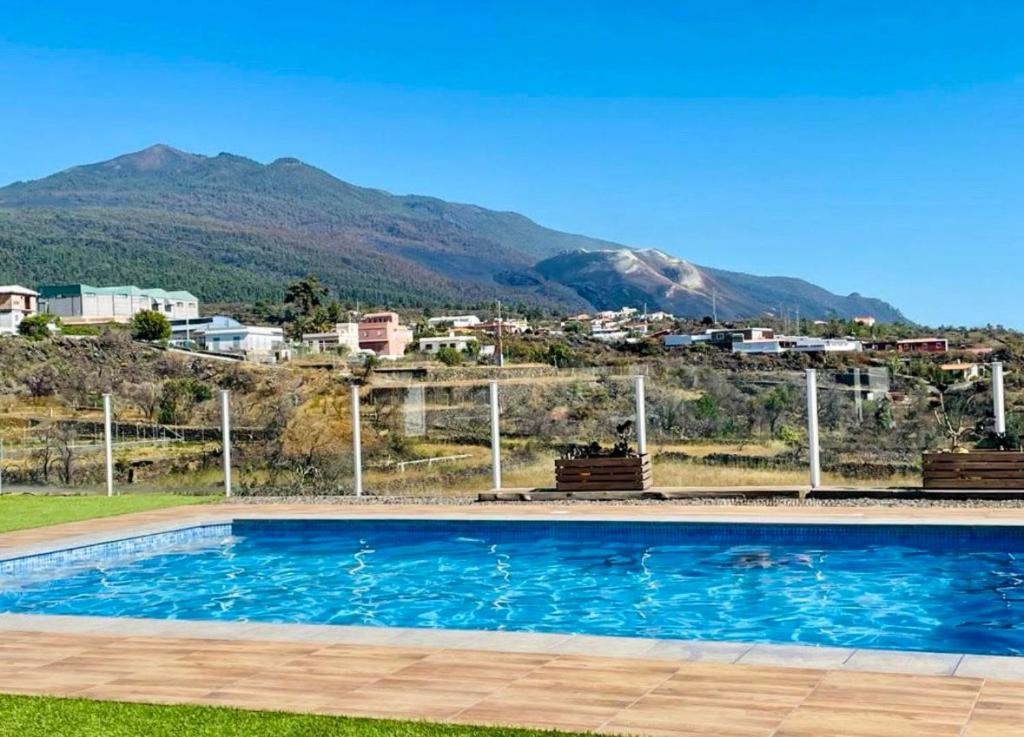 エル・パソにあるMirador 1 - Mirador El Pasoの山を背景にしたプール
