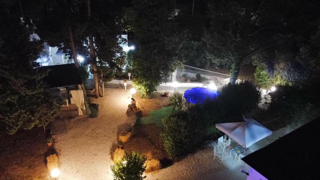- une vue sur le jardin la nuit dans l'établissement Il trullo della nonna, à Martina Franca