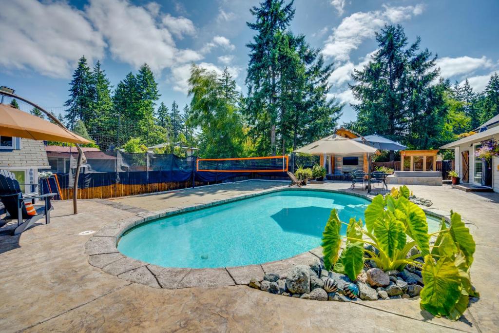 Πισίνα στο ή κοντά στο Hot Tub and Sauna Home 8 Mi to Downtown Tacoma!