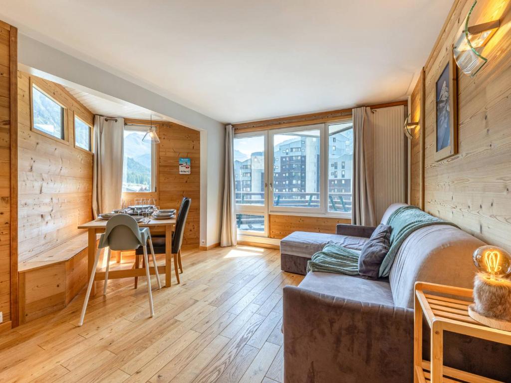 ein Wohnzimmer mit Sofa und Tisch in der Unterkunft Appartement spacieux au pied des pistes de Val-d'Isère avec balcon - Animaux acceptés, Wifi - FR-1-694-433 in Val dʼIsère