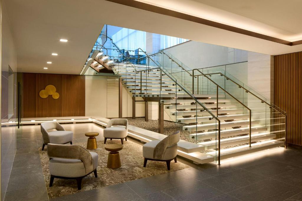 Posezení v ubytování The Westin Flushing LaGuardia Airport