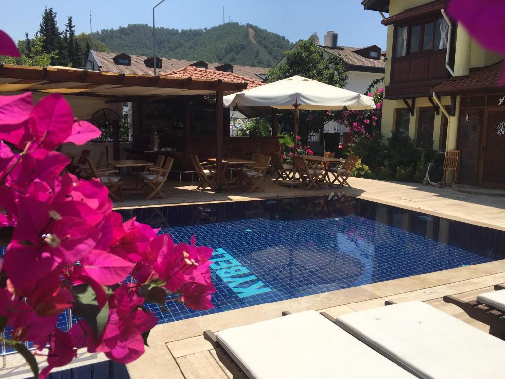 eine Villa mit einem Pool in einem Resort in der Unterkunft Kybele Hotel Gocek in Göcek