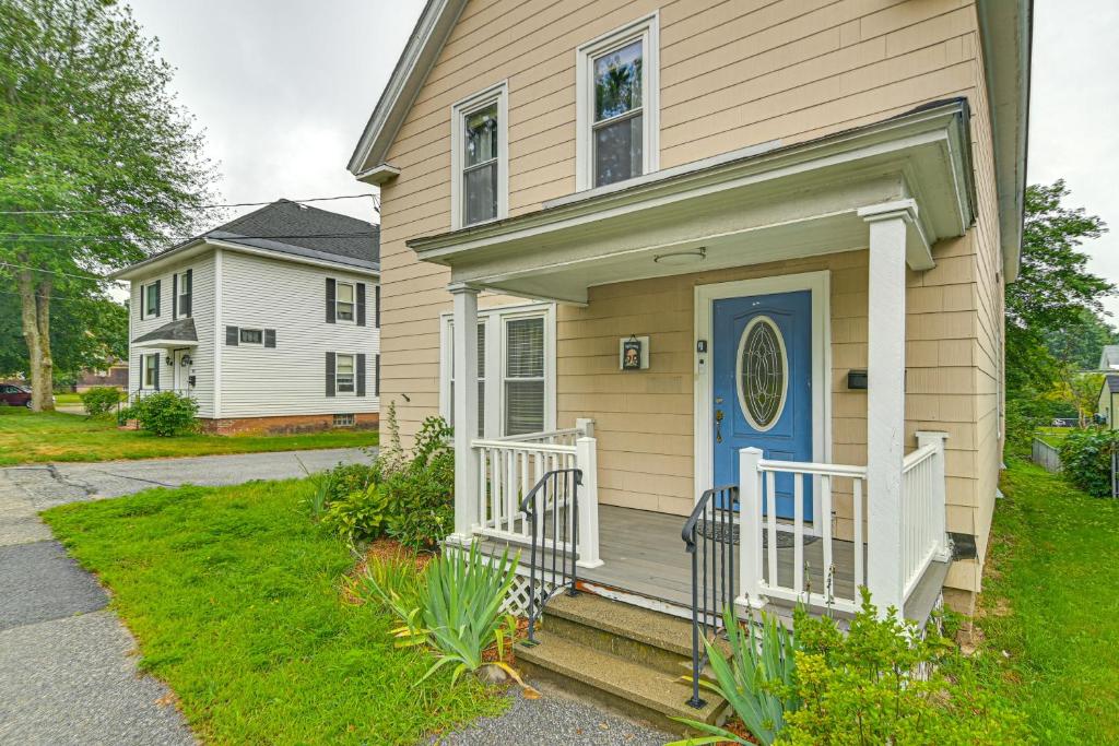 ein Haus mit einer blauen Tür und einer Veranda in der Unterkunft Home with Private Hot Tub Less Than 1 Mi to Auburn Riverwalk in Auburn