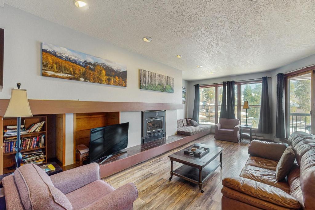 a living room with a couch and a tv at Quicksilver 1654 in Keystone