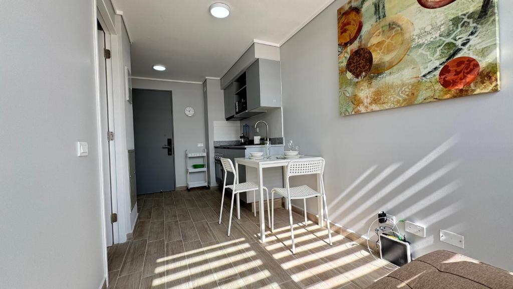 eine Küche und ein Esszimmer mit Tisch und Stühlen in der Unterkunft Movistar Arena, Parq OHiggins Estacionamiento Gratis in Santiago