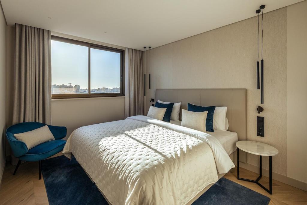 una stanza d'albergo con un letto e una finestra di The View at the Downtown 5 a Faro