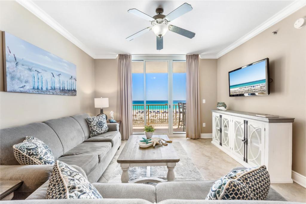 ein Wohnzimmer mit Sofa und Fernseher in der Unterkunft Azure 305 - Beachfront Luxury Retreat in Fort Walton Beach