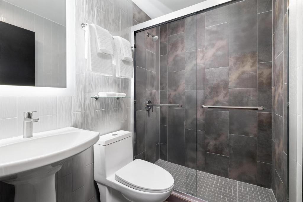 GLō Best Western Bronx NYC photo