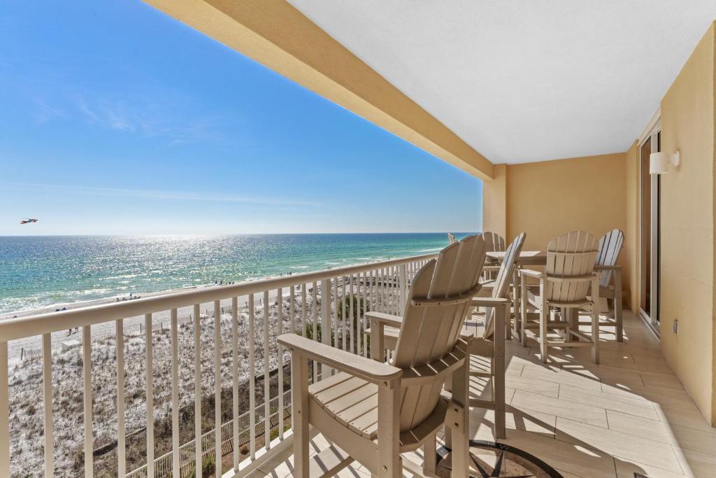 ein Balkon mit Stühlen und Blick auf das Meer in der Unterkunft Azure 501 - Beachfront Luxury & Stunning Ocean Views! in Fort Walton Beach