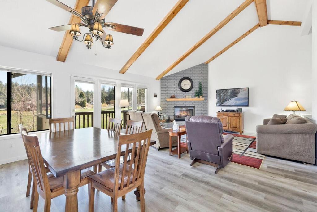 ein Esszimmer und ein Wohnzimmer mit Tisch und Stühlen in der Unterkunft Sunny Side Up - Golf & Ski Townhouse at Bear Mountain Resorts in Big Bear Lake