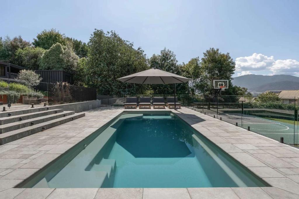 Πισίνα στο ή κοντά στο The Alpine House Pool Sauna and Basketball Court