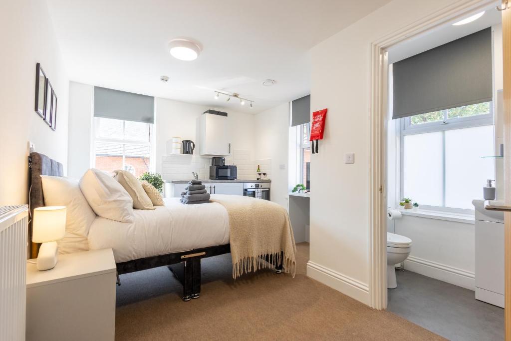 En eller flere senge i et værelse på St James Court Aparthotel