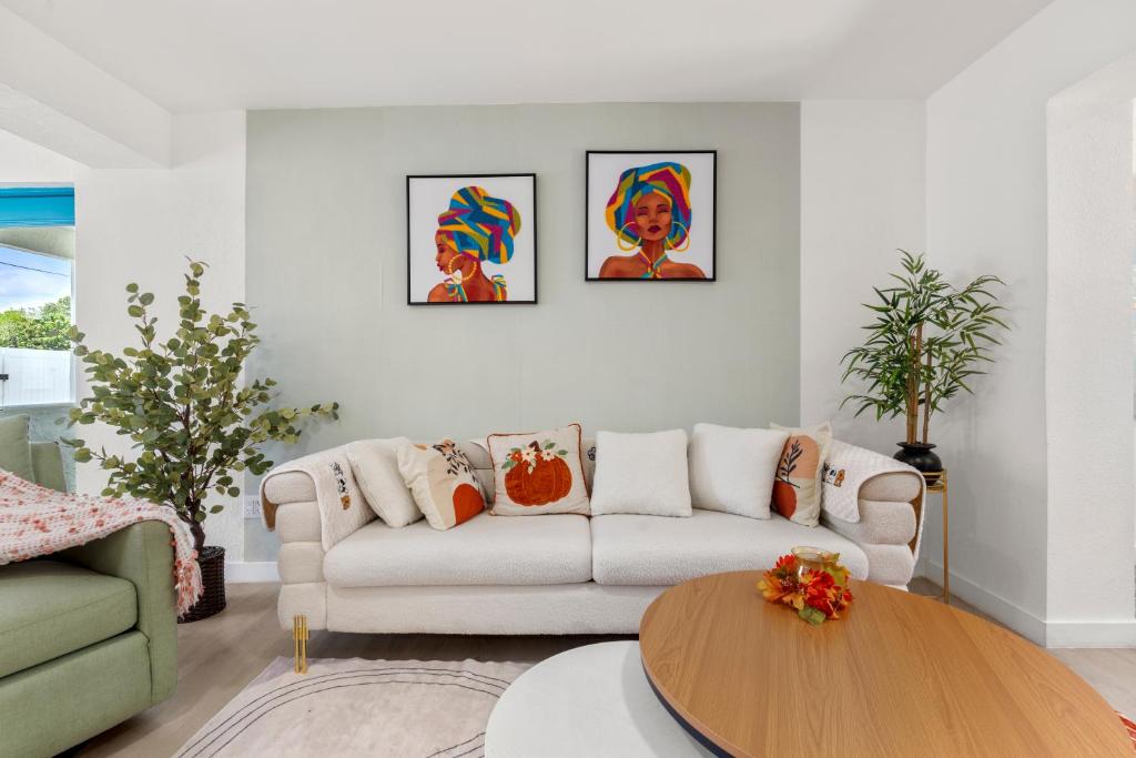 Gallery image of Modern Tropical Getaway - 3 bedroom house Near to Las Olas in Fort Lauderdale