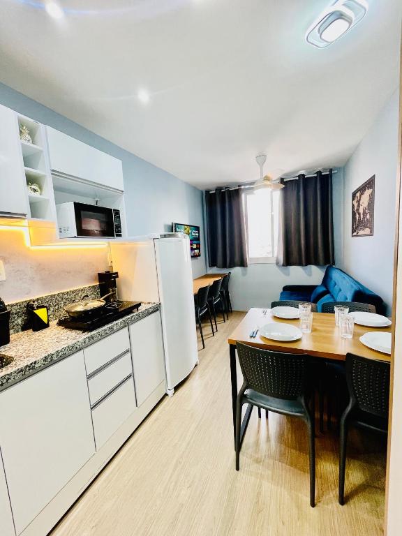 a kitchen and living room with a table and a kitchen and a dining room at Ap16 - Com 2 quartos, na rua do metrô Brás in São Paulo